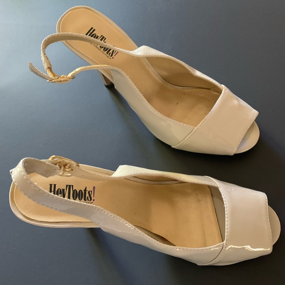 Tender Tootsies size 7 heels.